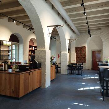 Foto van het interieur van grand café 1629 in Museum Kruithuis.