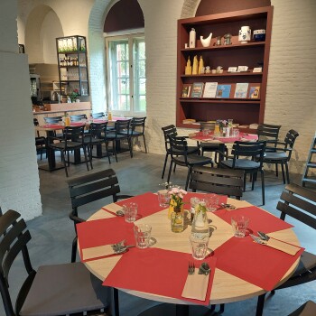 Foto van het interieur van grand café 1629 in Museum Kruithuis.